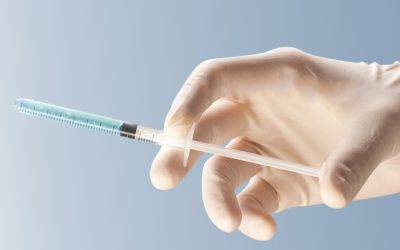 Figura demonstrando uma seringa com partículas de gelatina para embolização